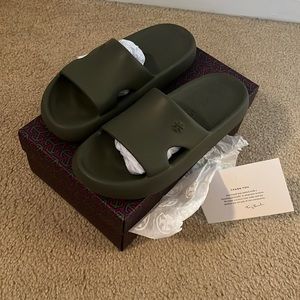 NEW Tory Burch shower, slide army green size 7 leccio brand new NIB NEW IN BOX